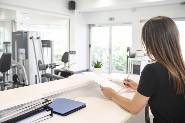 Scrivania con computer tutto in uno, mouse e cuffie senza fili pronti per il lavoro